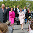 Kongeparene ble hilst av barn med såpebobler da de ankom Vitensenteret  (Foto: Cornelius Poppe / NTB scanpix)